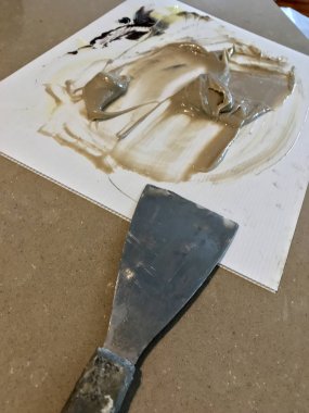 Geniş mutfak yenileme yeni taş tezgah başında, beyaz dolapları ve beyaz alt yolu döşemeleri ahşap döşemeler - görüntü ile 