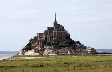 Fransa 'daki Mont St Michael' ın alacakaranlıktaki muhteşem manzarası