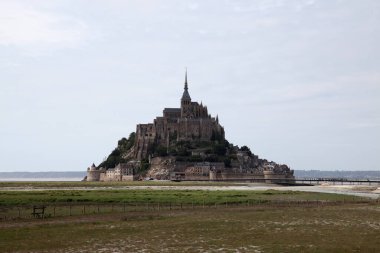 Fransa 'daki Mont St Michael' ın alacakaranlıktaki muhteşem manzarası