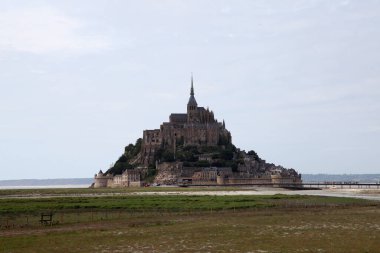 Fransa 'daki Mont St Michael' ın alacakaranlıktaki muhteşem manzarası