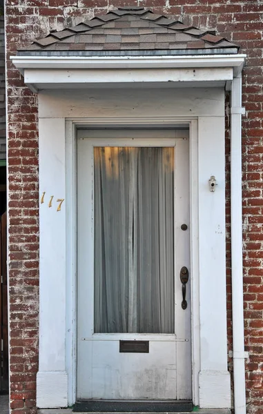 Old White Wooden Door Weathered Brick Wall — Stock Photo, Image