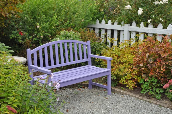 庭院紫色木庭院长凳 — 图库照片