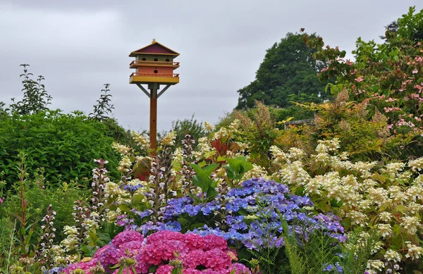 Birdhouse Widokiem Kolorowe Spring Botanicl Garden — Zdjęcie stockowe