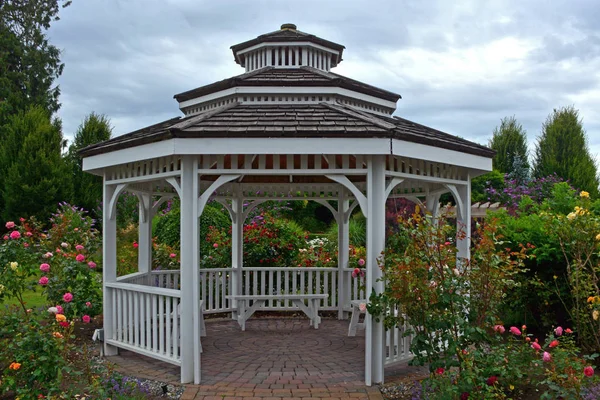 Giardino estivo gazebo — Foto Stock