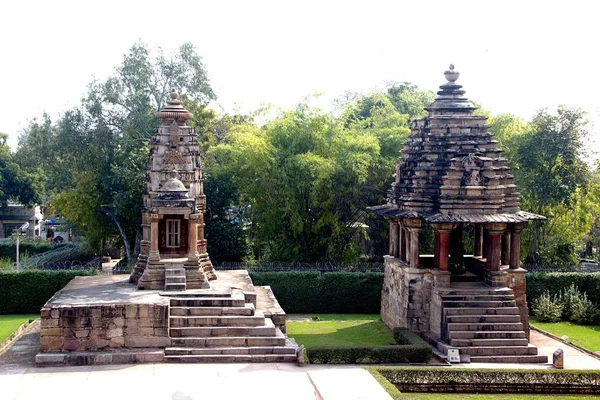 Udsigt Nandi Mantap Varaha Templet Overfor Lakshmana Templet Khajuraho Madhya - Stock-foto