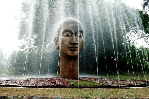 在印度卡纳塔克邦汉皮的卡纳达大学校园里 看到了受惊的眼睛和强大的喷泉 — 图库照片