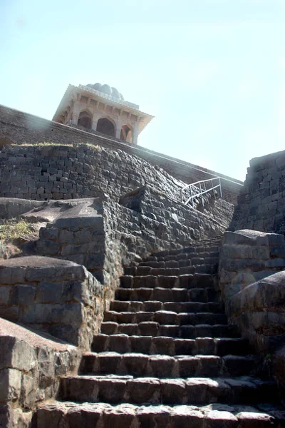 通往印度中央邦曼杜鲁帕马蒂公馆的石梯 — 图库照片