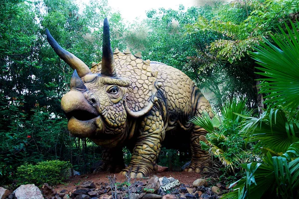 Dev dinozor Triceratops Garden Alamatti, bölge Bagalkot, Karnataka, Hindistan, Asya'nın görüntüsünü lif