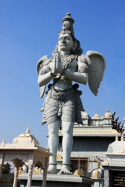 Estatua Cemento Garuda Con Las Manos Dobladas Postura Pie Templo — Foto de Stock