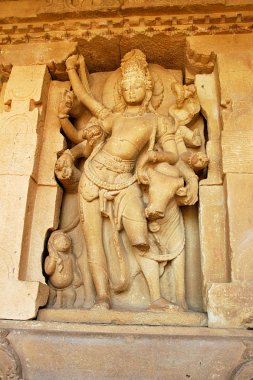 Taş duvar paneli heykel Tanrıça Durga Parameswari veya Mahishasura metaforu, Bagalkot District, Karnataka, Hindistan, Asya Aihole