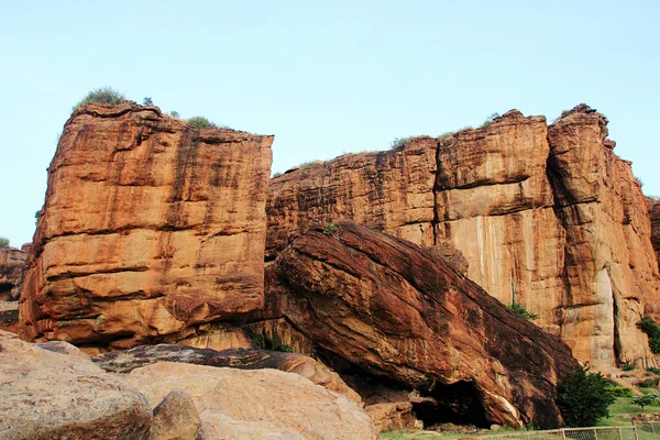Badami Bagalkot 地区的沉睡 站立和卧姿的壮丽岩石 — 图库照片