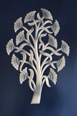 Güzel çiçek tasarım üzerinde koyu mavi arka plan sahip Ivory duvar plaket kazınmış
