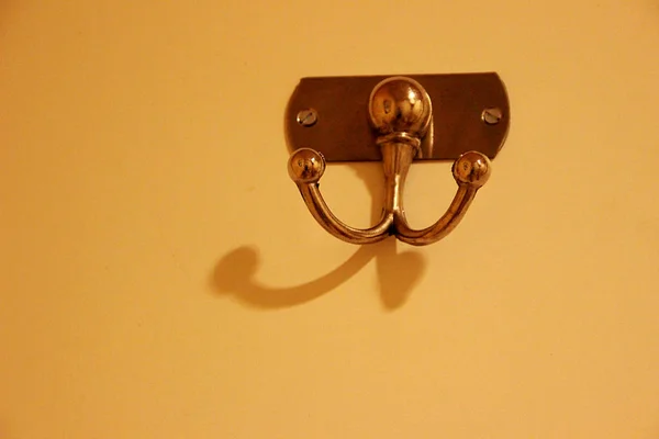 Mosaz Ručník Hook Úhledně Namontován Natřené Zdi Moderní Koupelny — Stock fotografie