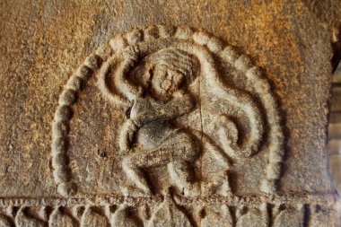 Taş heykel chasng yılan tarafından dehşete Aihole, Karnataka, Hindistan, Asya'nın Ladkhan Tapınağı'nda çalışan adamın ayağı