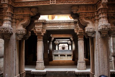 Perspektif kadar yakın taş sütunlu gölgelik Adalaj adım de Ahmedabad, Gujarath, Hindistan, Asya üzerinde