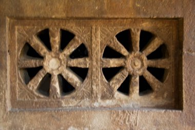 Tekerlek şekilli, taş kesme havalandırma Aihole, Karnataka, Hindistan, Asya'nın Ladkhan Tapınağı'nda
