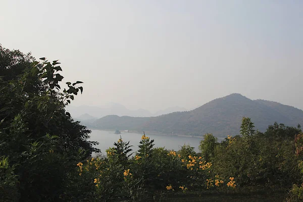 Árvores Lago Montanhas Vistas Pratap Smarak Moti Magri Udaipur Rajastão — Fotografia de Stock