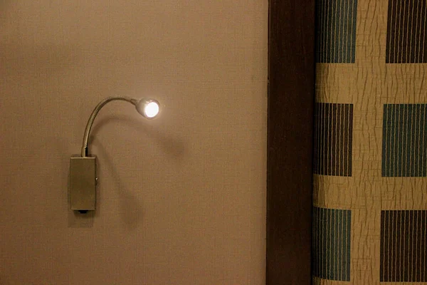 Lampka Nocna Grand Zamontowane Pastelowe Ściany Nowoczesnych Luksusowych Pokojach — Zdjęcie stockowe