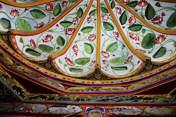 Ładnie Pomalowane Kwiatowy Wzór Wnętrza Dachu City Palace Udaipur Rajasthan — Zdjęcie stockowe