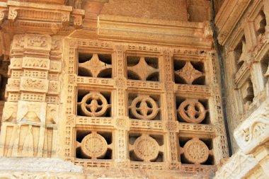 Vijay Sthambh (zafer kulesi), Chittorgarh Fort, Rajasthan, Hindistan, Asya, taş pencere panelleri üzerinde güzel geometrik desenler