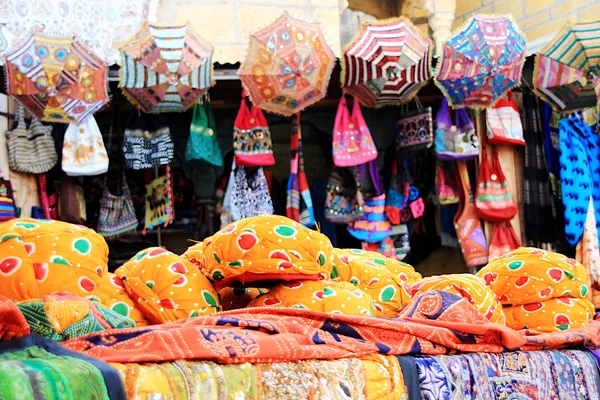 Ekran renkli şemsiyeler, çanta ve şapkalar Gadisar Gölü, Jaisalmer, Rajasthan, Hindistan, Asya yakınındaki mağazasında