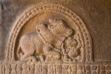 Bas Rölyef heykeli Nandi ve cüce Aihole, Bagalkot district, Karnataka, Hindistan, Asya Ladkhan tapınağında taş ayağı üzerinde