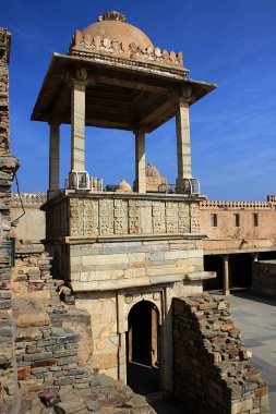 Sütunlu, gölgelik Kumbh Mahal itibariyle açık Chittorgarh Fort, Rajasthan, Hindistan, Asya