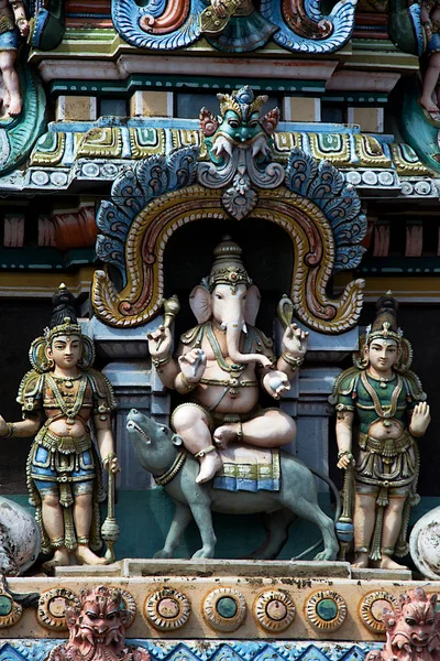 Statue Von Ganesha Sitzt Auf Seinem Fahrzeug Mushika Auf Gopura — Stockfoto