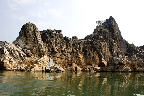 亚洲中央邦 Jabalpur 附近的 Badaghat Narmada 河两侧的大理石岩石山 — 图库照片