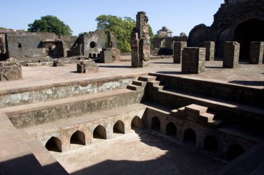 Yapıları ve gölet çevresinde Hindola mahal Mandu Madhya Pradesh, Hindistan, Asya harap