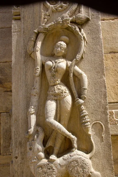 インド カルナータカ州マンダヤ郡メルーコテ ロイヤルタワー の石柱の上で踊る優雅な女性像 — ストック写真