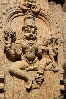 Lakshmi kucağına Rayara Gopura Melukote, Mandya district, Karnataka, Hindistan, Asya içinde taş ayağı üzerinde ile çömelme Narasimha, oyma