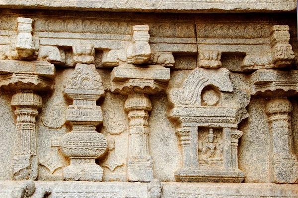 印度安得拉邦 Lepakshi Veerabhadreswara Temor否决权石墙上的柱子和神的装饰雕刻 — 图库照片