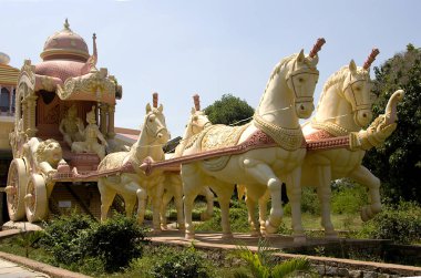 Viswashanti Ashram, Bengaluru, Karnataka, Hindistan, Asya dört at tarafından çekti onun savaş arabası Arjuna vaaz Krishna'nın heykel
