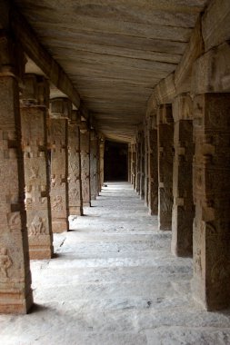 Uzun koridor Lepakshi Veerabhadreswara Temople, Andhra Pradesh, Hindistan ilginç oymalar ile taş sütunlar. Asya