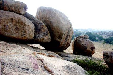 Lepakshi, Andhra Pradesh, Hindistan ve Asya 'daki Jatayu Tema Parkı' nda kaya yüzeyinin yamacında duran yuvarlak kaya parçaları.