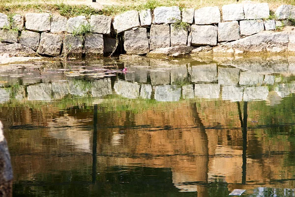 Mur Bloc Pierre Son Reflet Dans Eau Étang — Photo