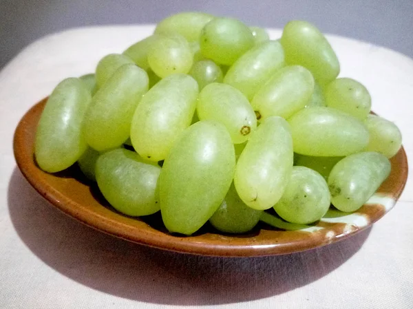 Bandeja de uvas verdes sem sementes — Fotografia de Stock