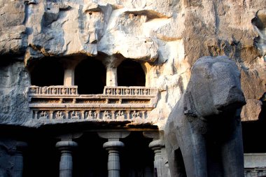Ellora'da Çift Etapmağarası