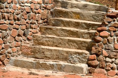 Moloz Duvarlar Arasındaki Basamaklar