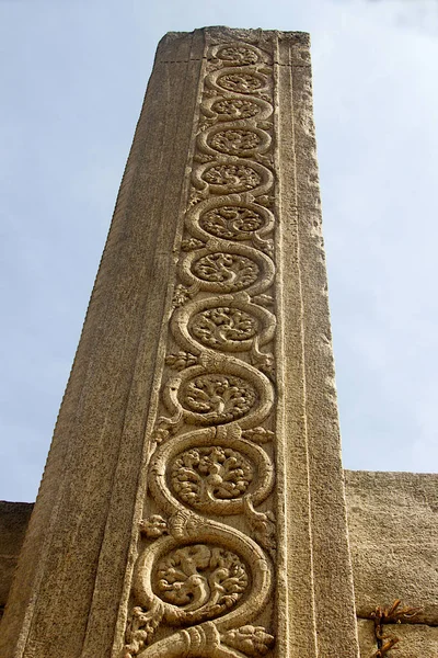 Stone Pillar at Rayara Gopura, Melukote — Stock Photo, Image