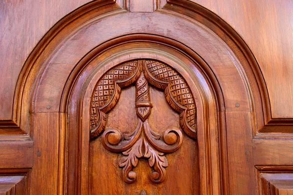 Carving på trä dörr — Stockfoto