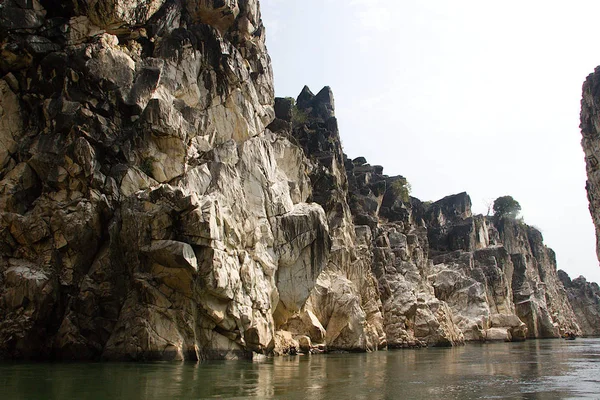 Formazione rocciosa lungofiume, Bedaghat Immagine Stock