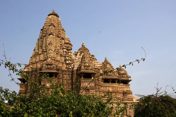 Templo atrás de Foliage, Khajuraho — Fotografia de Stock