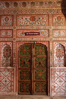 Bikaner, Rajasthan, Hindistan ve Asya 'daki Junagarh Kalesi' nin duvarlarına ve kapılarına muhteşem çiçek desenleri boyanmış.