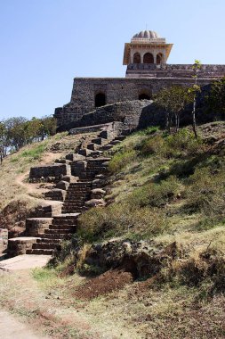 Madhya Pradesh, Hindistan ve Asya 'daki Mandu' daki Rani Rupamati Pavyonu 'na giden taş adımlar.