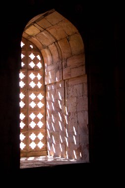 Güneş ışığının Mandu, Madhya Pradesh, Hindistan ve Asya 'daki Jami Mescid' de taş pencere ızgaralarından geçmesiyle oluşan desen.
