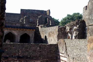 Hindola Mahal civarındaki harap olmuş taş yapı veya Madhya Pradesh, Hindistan, Asya 'daki Mandu' da eğimli yan duvarları olan Sallanan Saray