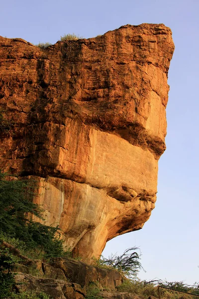 印度卡纳塔克邦巴达米北部山丘上的巨大的悬崖峭壁 — 图库照片