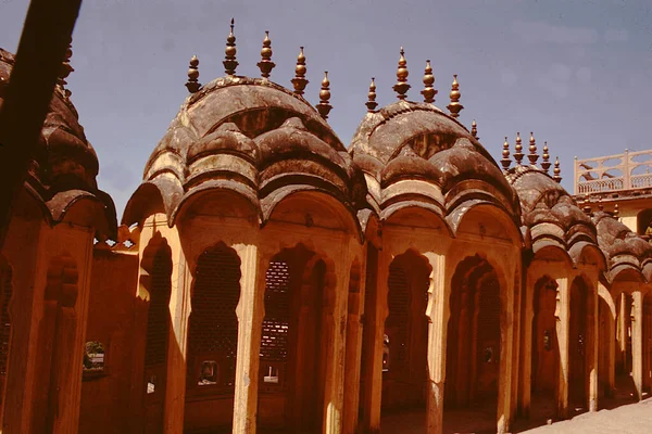 Jaipur, Rajasthan, Hindistan ve Asya 'daki ünlü Hawa Mahal' in balkon manzarası.